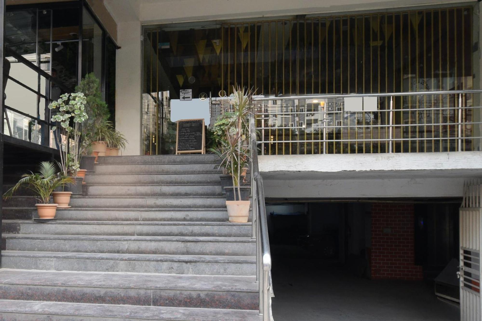 Super Townhouse Madhapur 100 Feet Road Formerly Jkc Grand Hyderabad Bagian luar foto