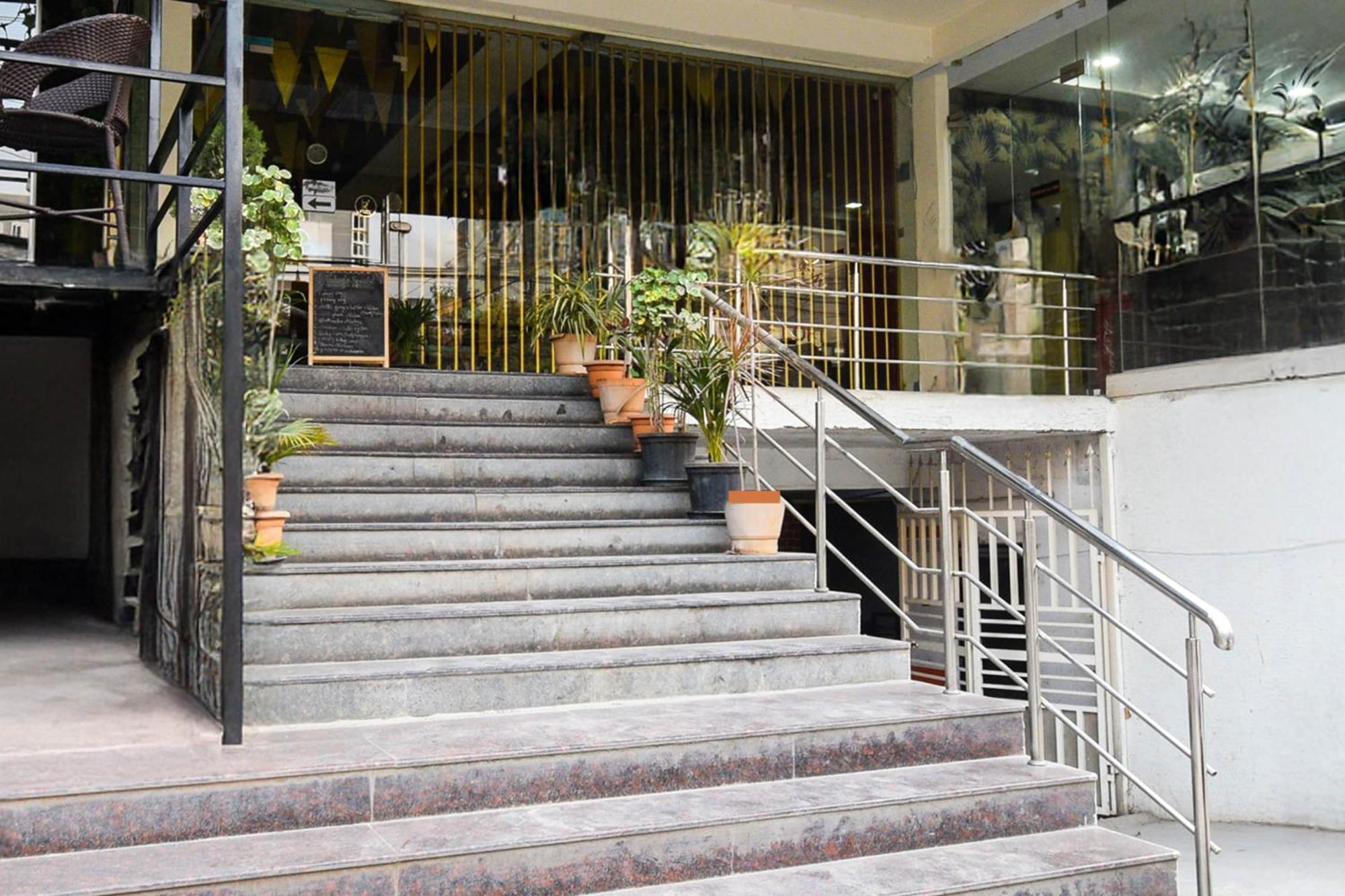 Super Townhouse Madhapur 100 Feet Road Formerly Jkc Grand Hyderabad Bagian luar foto