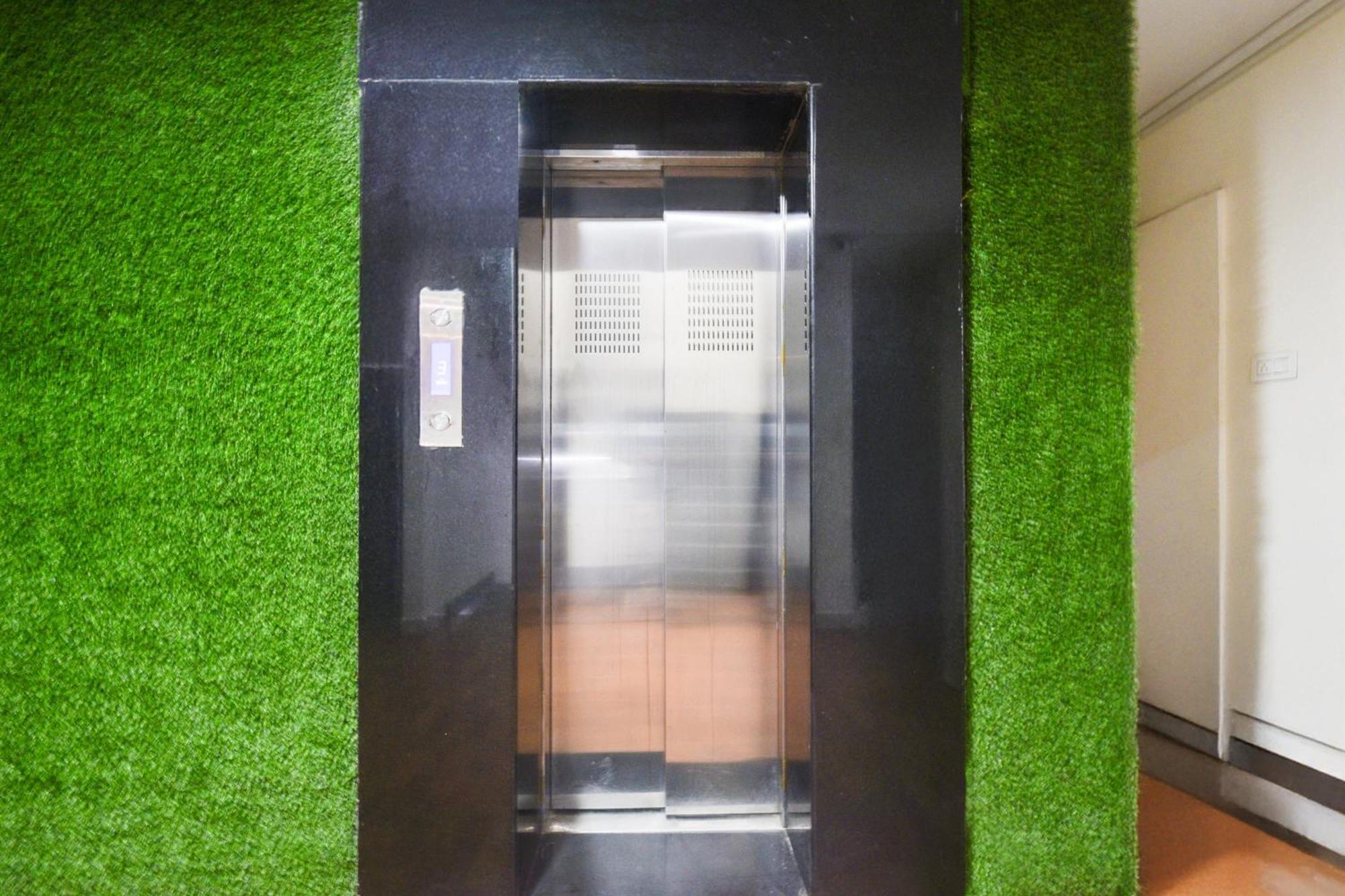 Super Townhouse Madhapur 100 Feet Road Formerly Jkc Grand Hyderabad Bagian luar foto