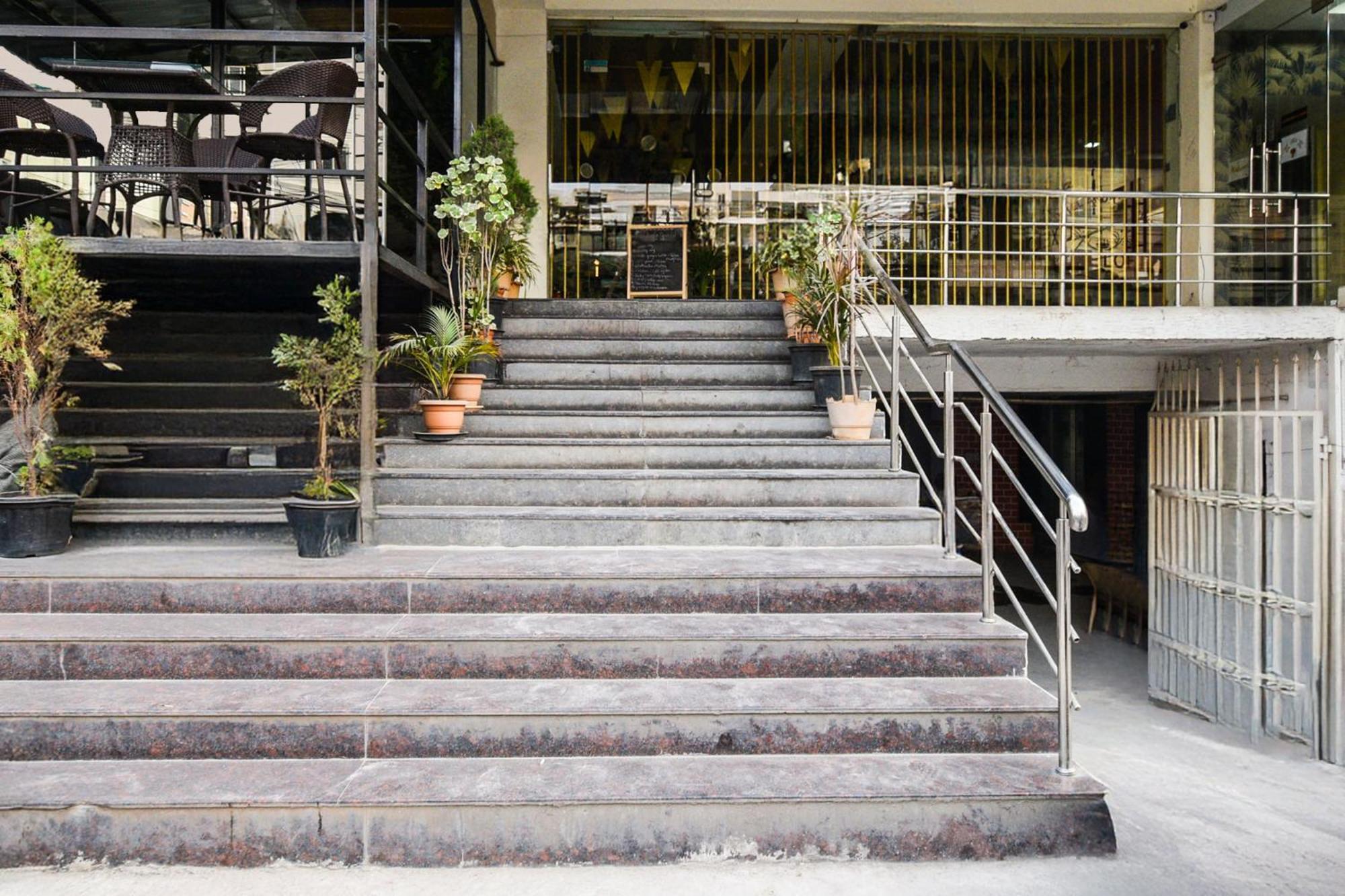 Super Townhouse Madhapur 100 Feet Road Formerly Jkc Grand Hyderabad Bagian luar foto