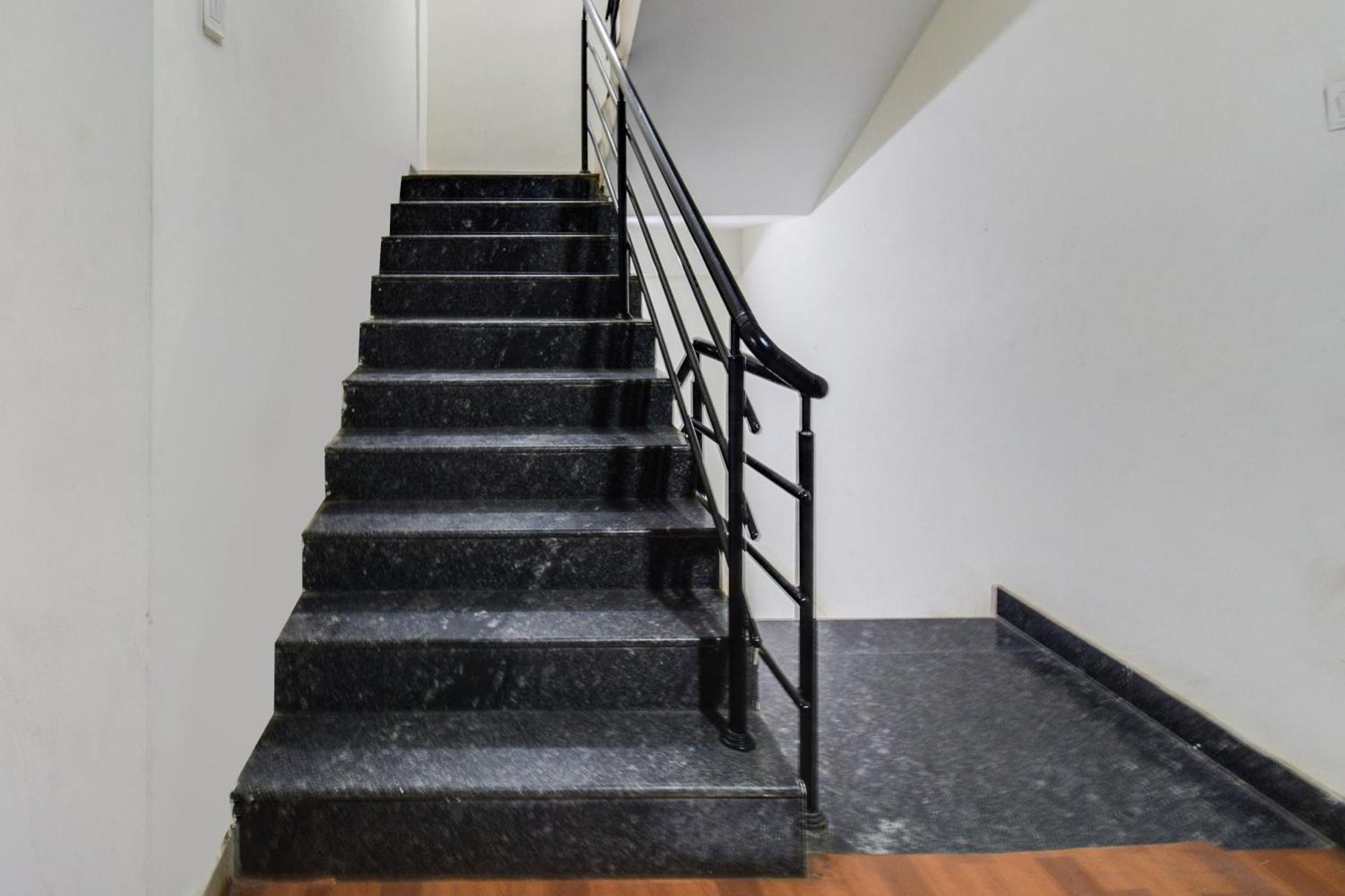 Super Townhouse Madhapur 100 Feet Road Formerly Jkc Grand Hyderabad Bagian luar foto