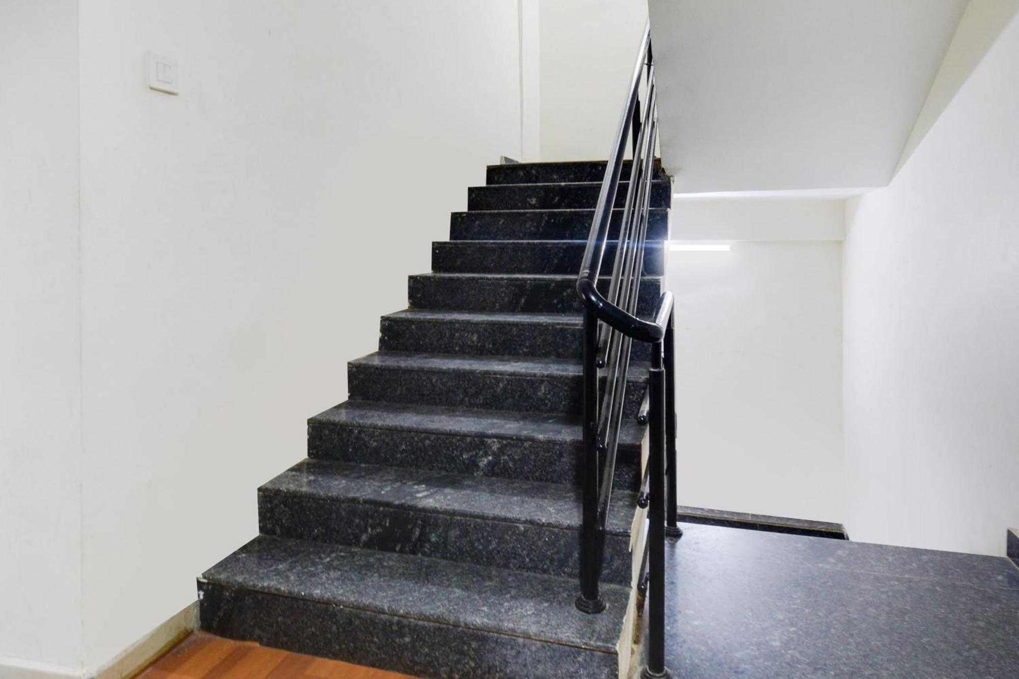 Super Townhouse Madhapur 100 Feet Road Formerly Jkc Grand Hyderabad Bagian luar foto