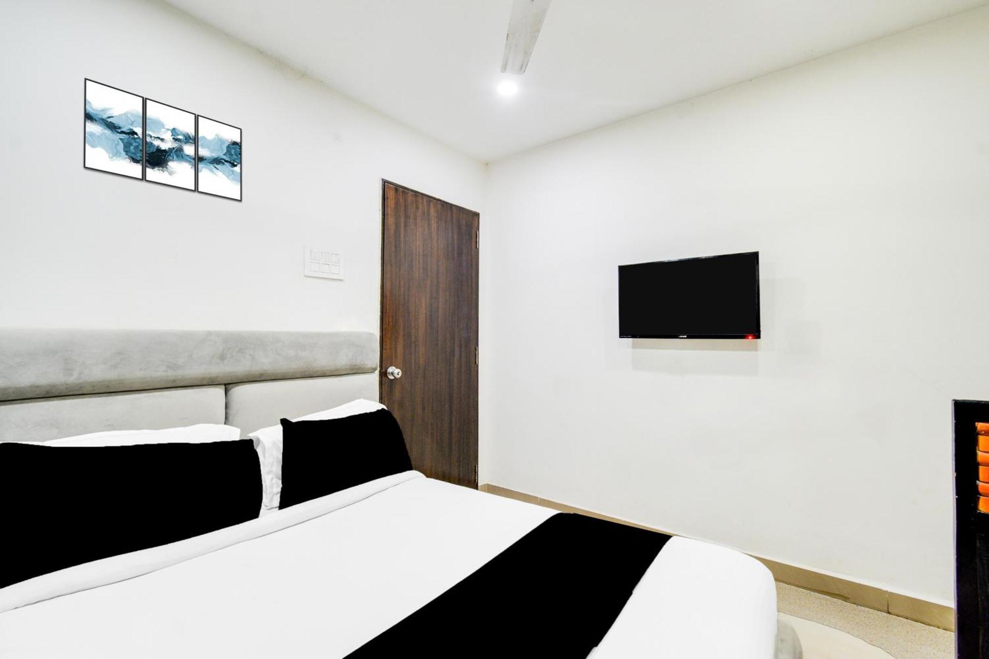 Super Townhouse Madhapur 100 Feet Road Formerly Jkc Grand Hyderabad Bagian luar foto